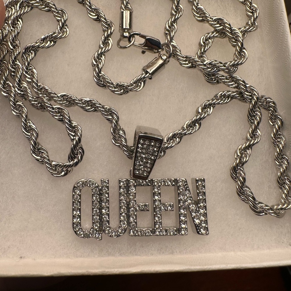 Silver 'QUEEN' Pendant Necklace - Picture 9 of 10